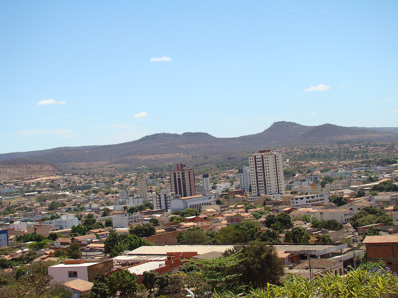Vista de Montes Claros, Minas Gerais, a partir do Mirante dos Morrinhos, com casas, prédios e a serra ao fundo